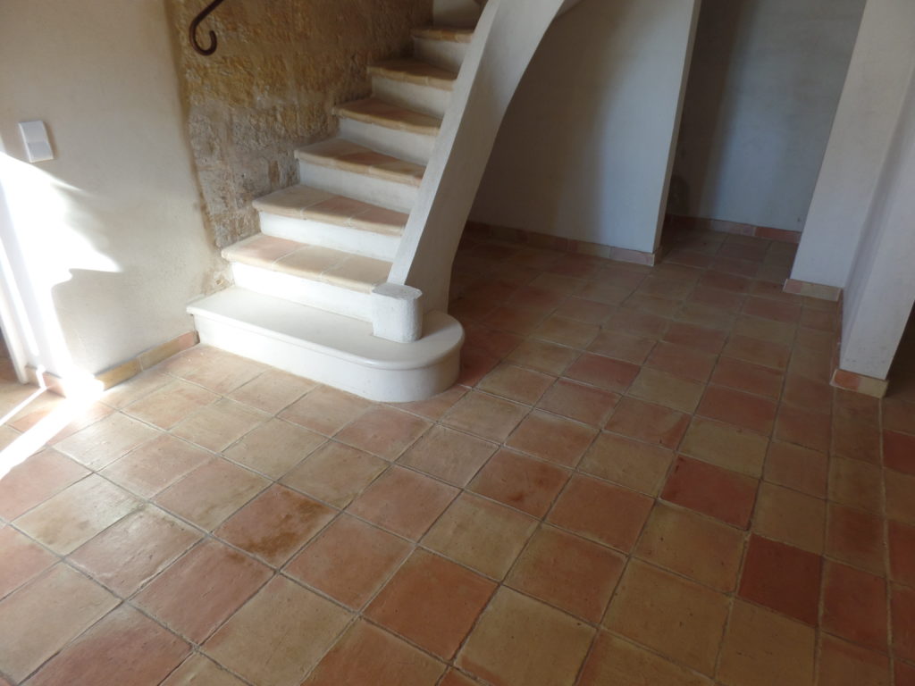 SOLAG-Maître-Restaurateur-Solier-Terre-cuite-Avignon-84-Couloir-avant-1024x768