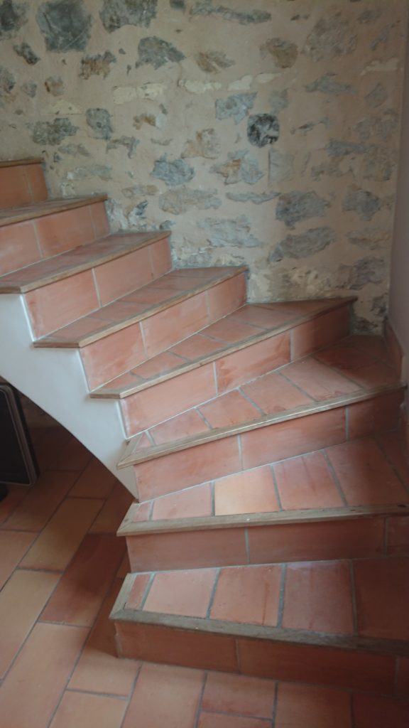 SOLAG-Maître-Restaurateur-Solier-Terre-cuite-Carpentras-84-Escalier-Avant_2-576x1024